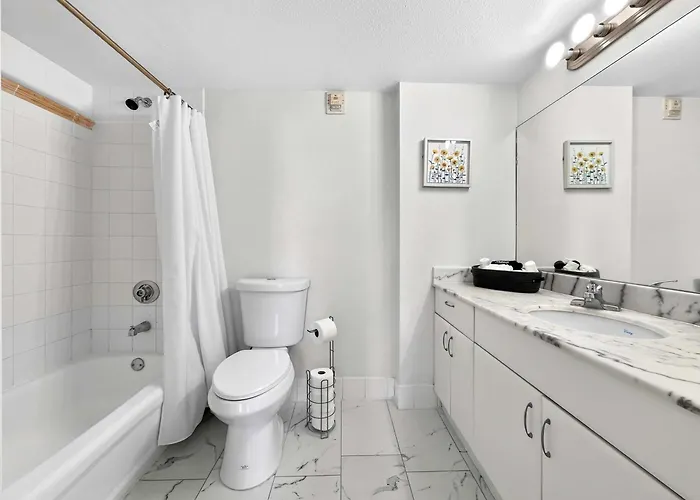 2 Bedroom, 2 Bathroom Plus Den Brickell Condo Pool, Hot Tub, And Gym Miami