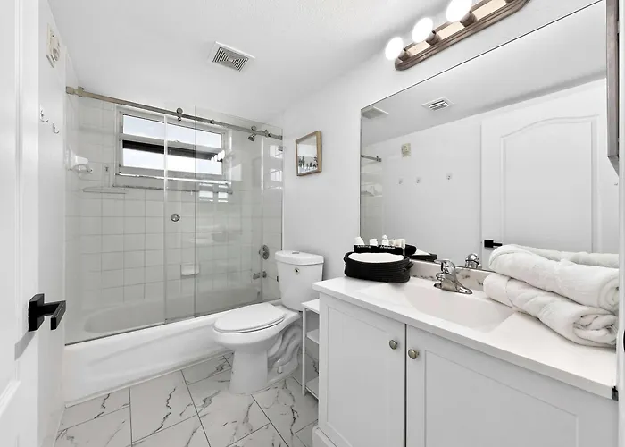 2 Bedroom, 2 Bathroom Plus Den Brickell Condo Pool, Hot Tub, And Gym Miami