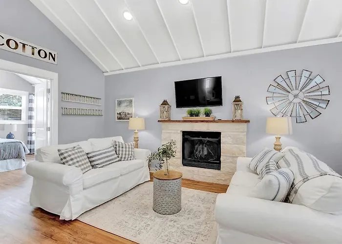 Villa Luxury Combo Walk To Main With 2 Hot-Tubs Fredericksburg