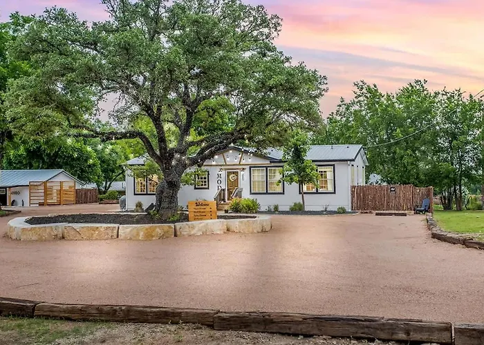 Poplar Place Mod With Hot Tub - 1 Mi To Main Street Fredericksburg