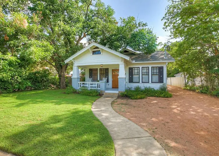 Villa Luxury Near Main With Hot Tub Fredericksburg