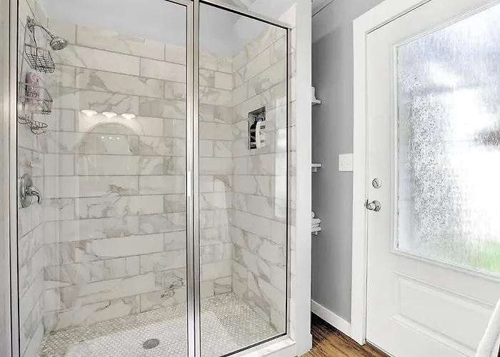 Villa Luxury Near Main With Hot Tub Fredericksburg
