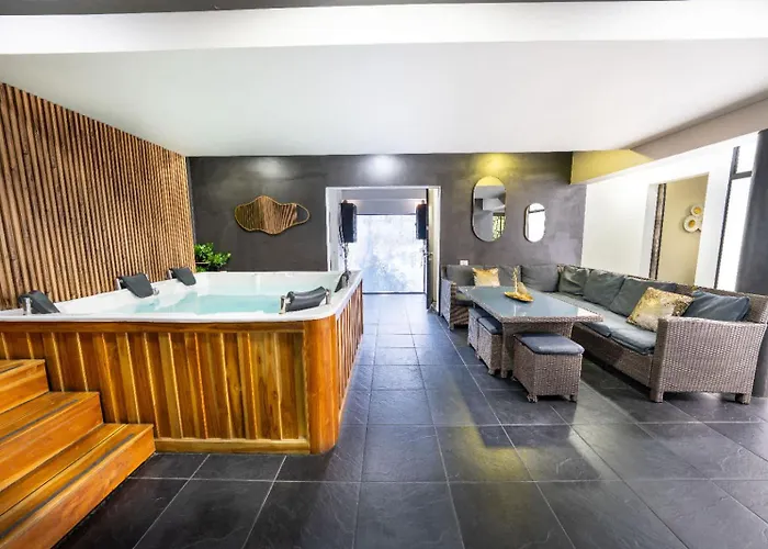 6 Bedroom And Jacuzzi 1 Block From Lleras P6 Medellín