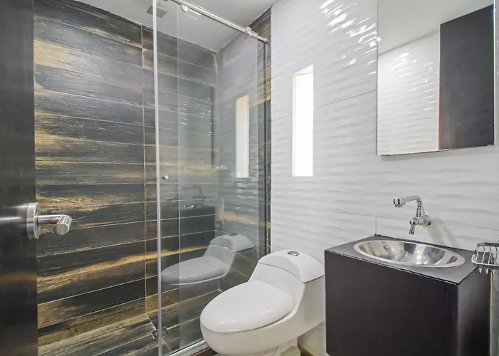 6 Bedroom And Jacuzzi 1 Block From Lleras P6 Medellín