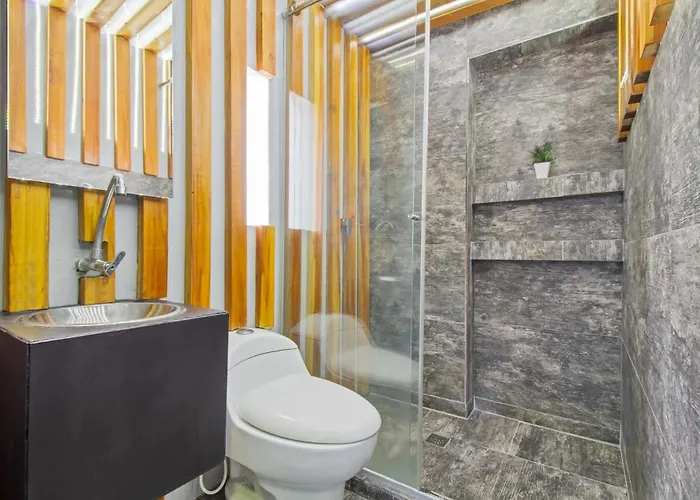 6 Bedroom And Jacuzzi 1 Block From Lleras P6 Medellín