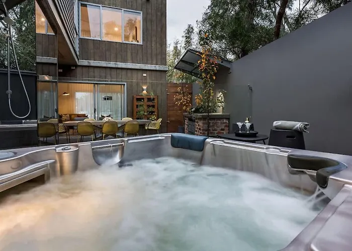 Villa Djurapin - Sophisticated Coastal Haven With Jacuzzi Dunsborough