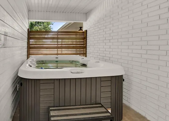 Wanderlust #3 | Hot Tub | Shared Outdoor Space Fredericksburg