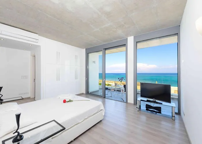 Luxury Villa By The Sea With Heated Pool Protaras