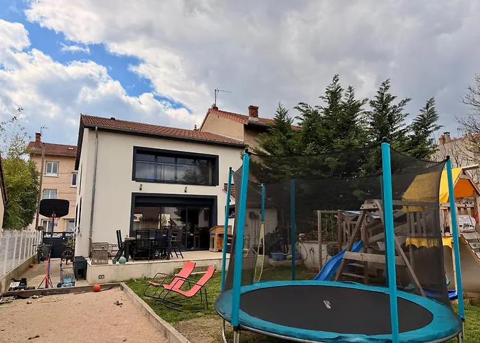 Agreable Maison Renovee, En Ville Et Au Calme ! Lyon