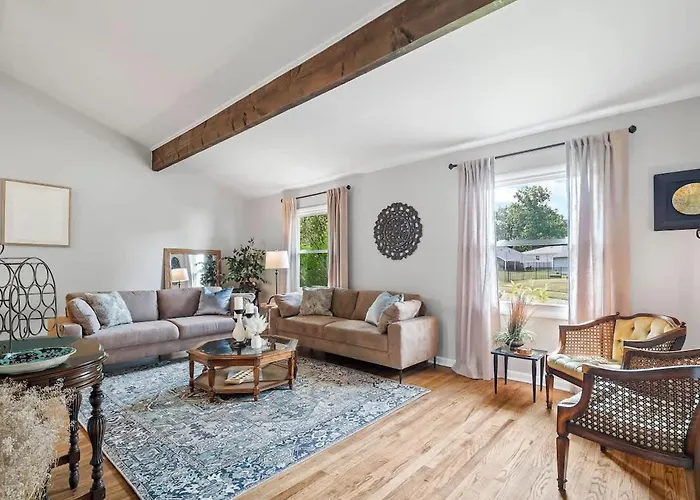 Two Entire Homes With Hot Tubs And Games Sleeps 20 Akron