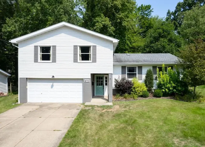 Two Entire Homes With Hot Tubs And Games Sleeps 20 Akron