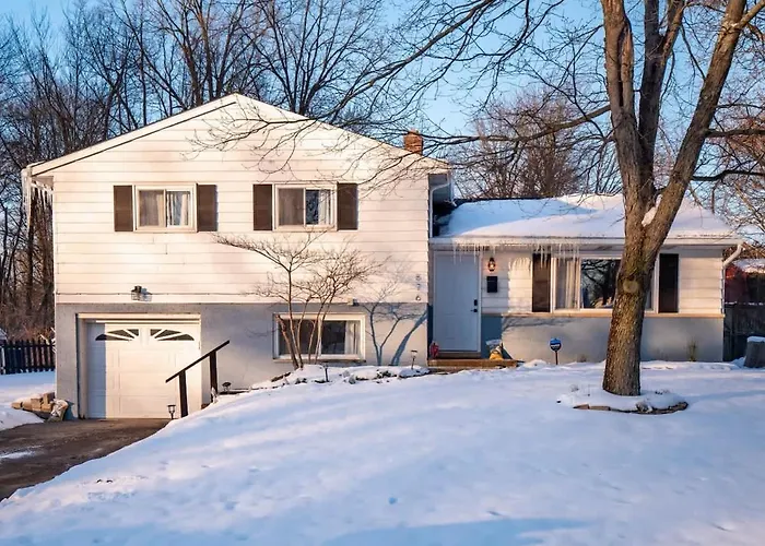 Two Entire Homes With Hot Tubs And Games Sleeps 20 Akron