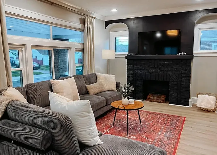 Large 4 Bedroom Recently Renovated With Hot Tub Cleveland