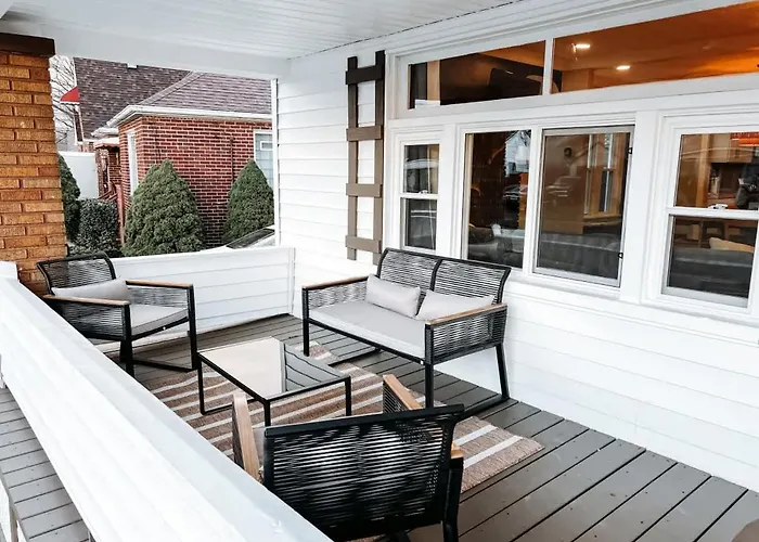 Large 4 Bedroom Recently Renovated With Hot Tub Cleveland