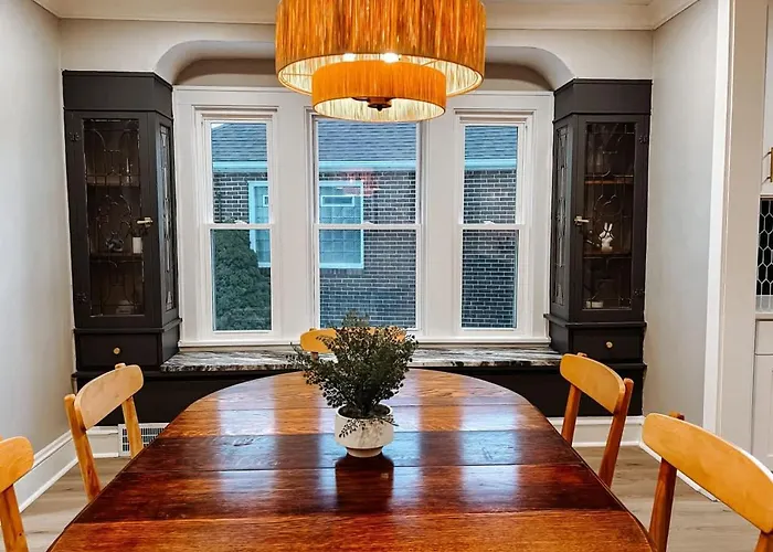 Large 4 Bedroom Recently Renovated With Hot Tub Cleveland
