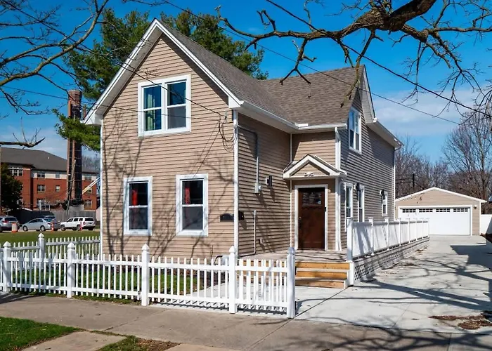Villa Hot Tub N64 Mins To Downtown Sleeps 8 Cleveland