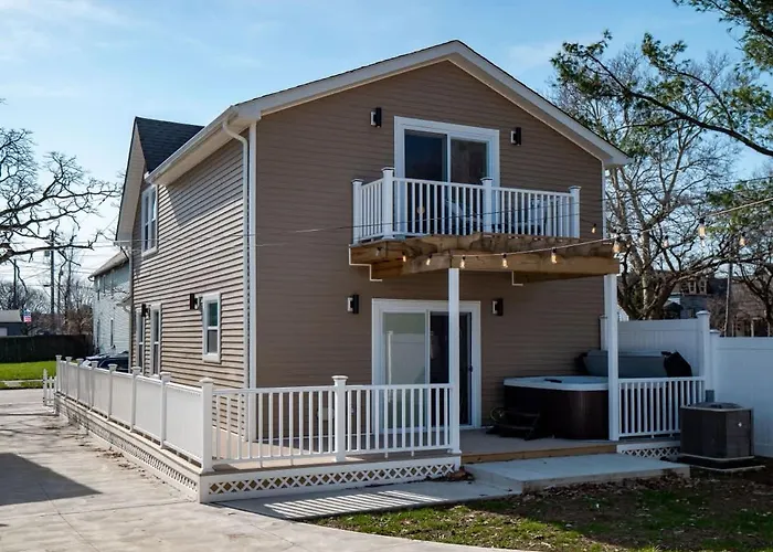 Villa Hot Tub N64 Mins To Downtown Sleeps 8 Cleveland