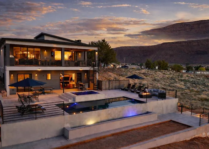 Exclusive Retreats Desert Vista Luxury 6 Bedroom Retreat- Heated Pool Hot Tub Moab