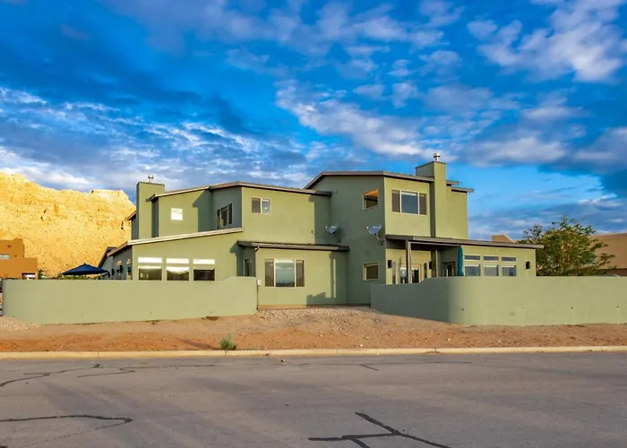Luxury Dual-Home Escape With 2 Hot Tubs, Bocce Court & Panoramic Red Rock Views Moab