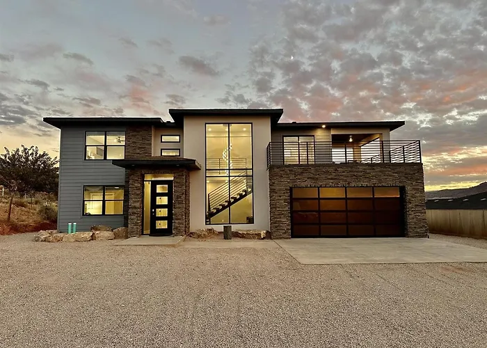 Desert Horizon Retreat 4 Bedroom Luxury Villa - Pool, Hot Tub & Panoramic Views Moab
