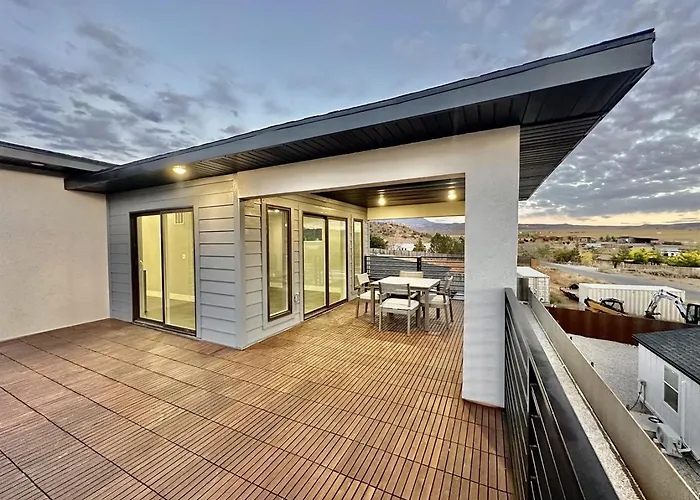 Desert Horizon Retreat 4 Bedroom Luxury Villa - Pool, Hot Tub & Panoramic Views Moab