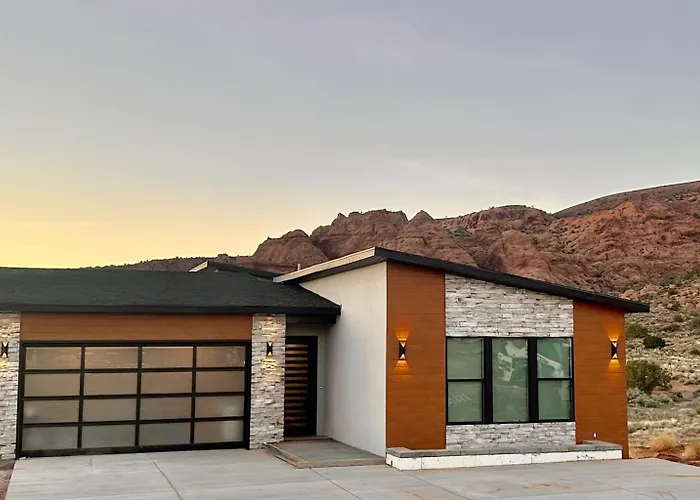 Exclusive Retreats Desert Vista Luxury 6 Bedroom Retreat- Heated Pool Hot Tub Moab
