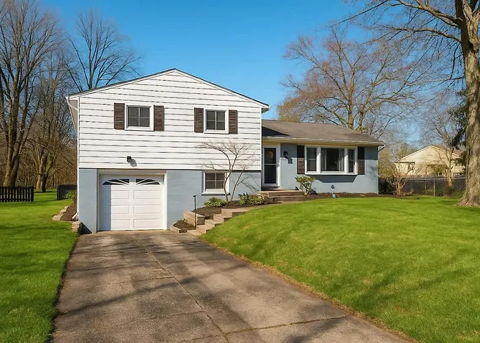 Hot Tub, Game Room, 4 Bedrooms, Gorgeous Remodel Akron