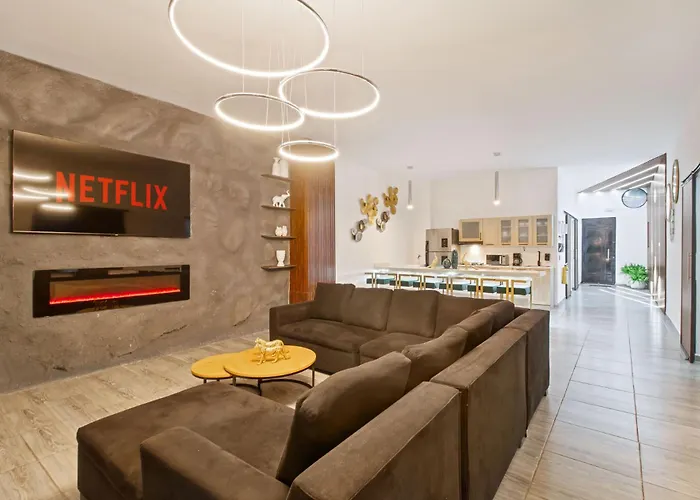6 Bedroom With Jacuzzi 1 Block From Lleras P10 Medellín