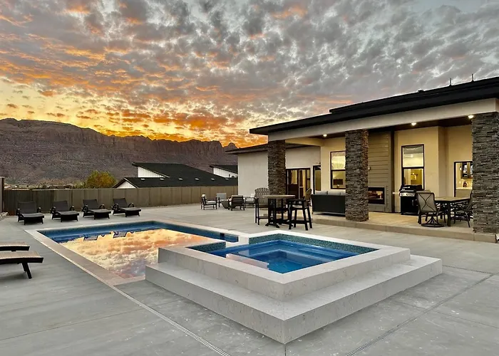 Desert Horizon Retreat 4 Bedroom Luxury Villa - Pool, Hot Tub & Panoramic Views Moab
