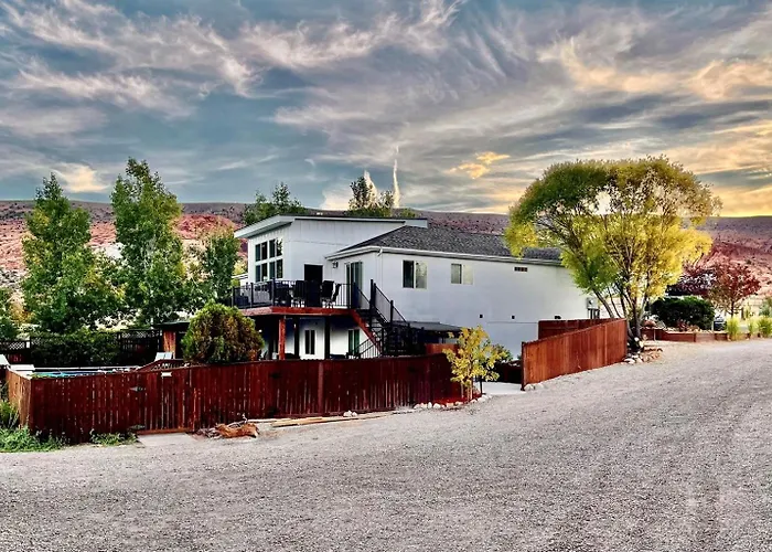 Exclusive Retreats 6 Bedroom 6 Bath Desert Paradise With Private Heated Pool Moab