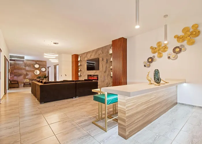 6 Bedroom With Jacuzzi 1 Block From Lleras P10 Medellín