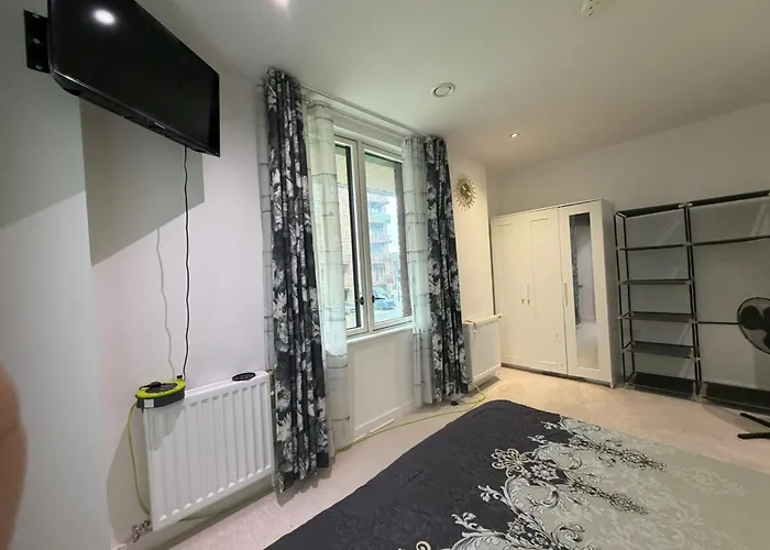 Charming Homestay Near London Excel, O2 & Easy Access To Central London