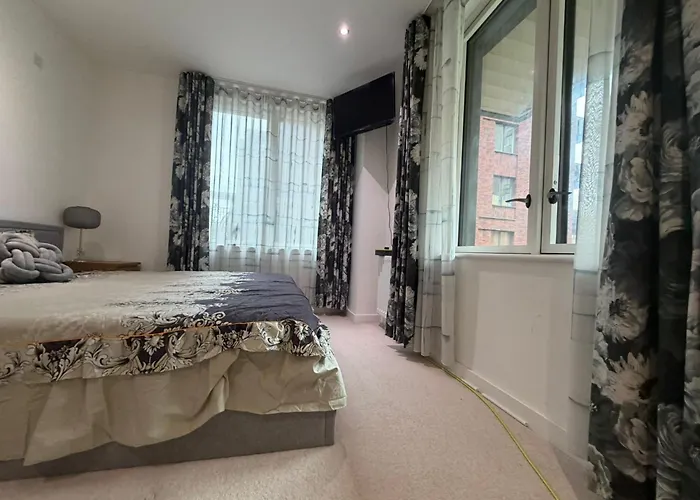 Charming Homestay Near London Excel, O2 & Easy Access To Central London