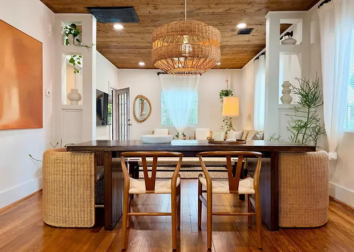 Villa Poolside Getaway With Courtyard, Hot Tub, Easy World Cup Access Houston