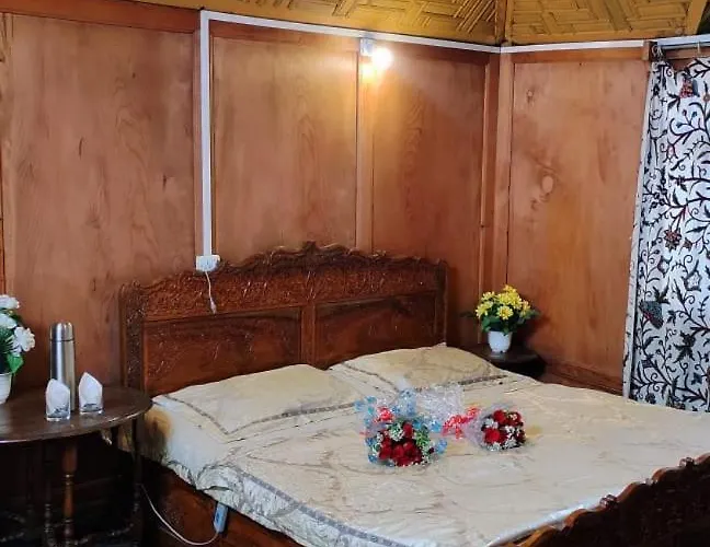Shangrilla Houseboat Srīnagar