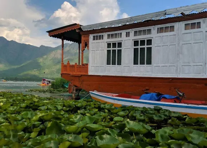 Shangrilla Houseboat Srīnagar