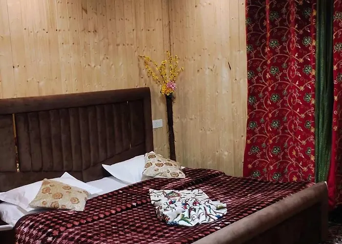 Shangrilla Houseboat Srīnagar