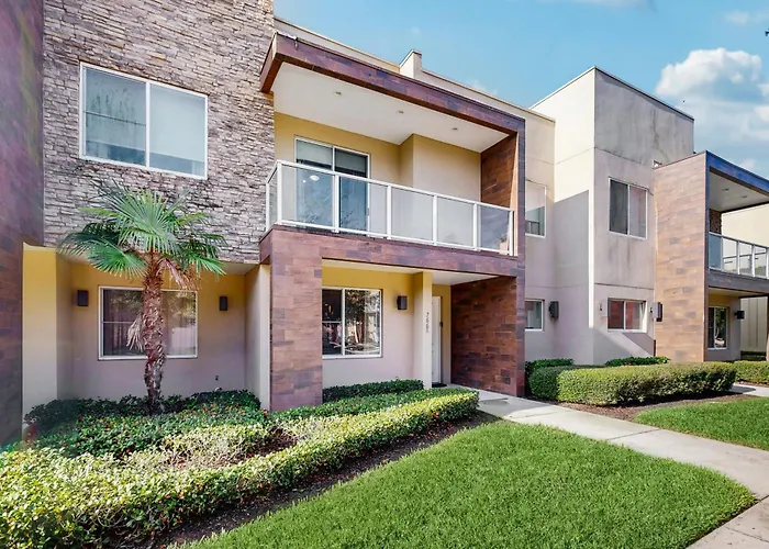Spacious Modern Townhouse With Resort Pool Access And Elegant Open Living Spaces Orlando