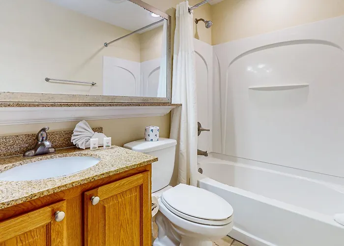 Lakefront Resort Near Attractions With Ac, Kitchen, Hot Tub, Pool & Lake View Orlando