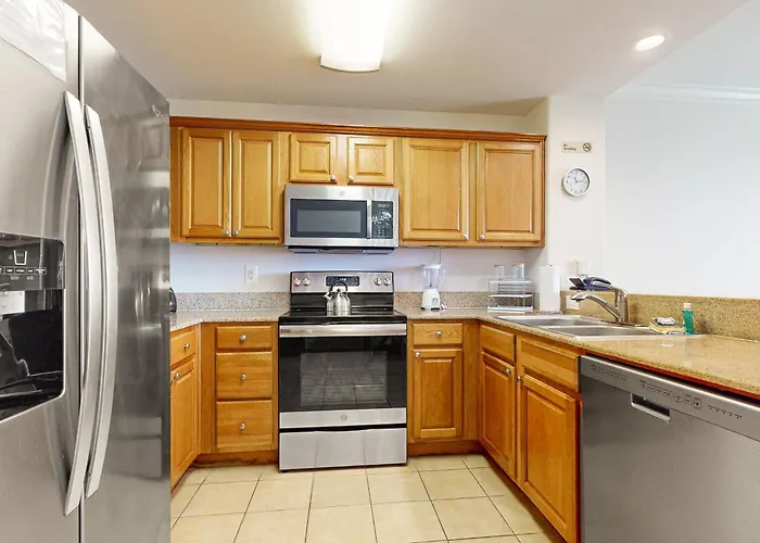 Lakefront Condo With Amazing Views, Pool, & Hot Tub - Steps From The Beach Orlando