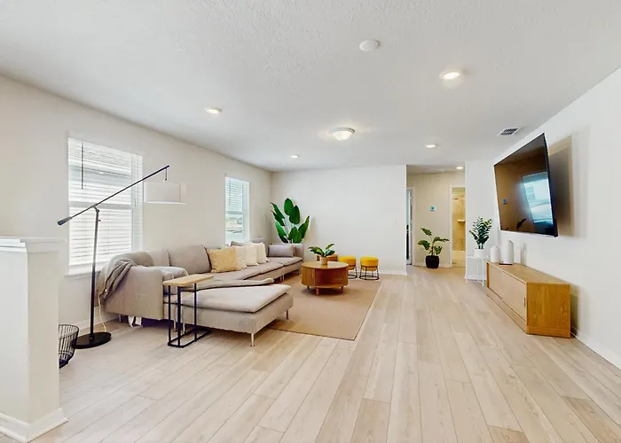 Amazing Home With Outdoor Patio, Wifi, & Close To Local Attractions Near Orlando