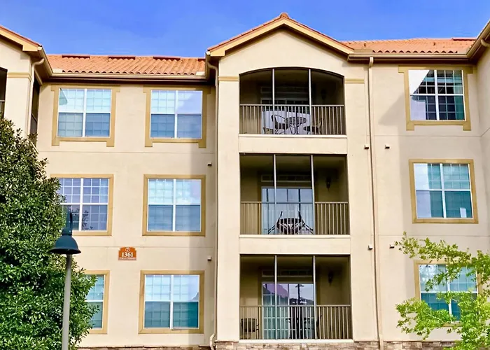 Resort Condo Close To Theme Parks With On-Site Pool, Bar, Restaurant, & Gym Kissimmee