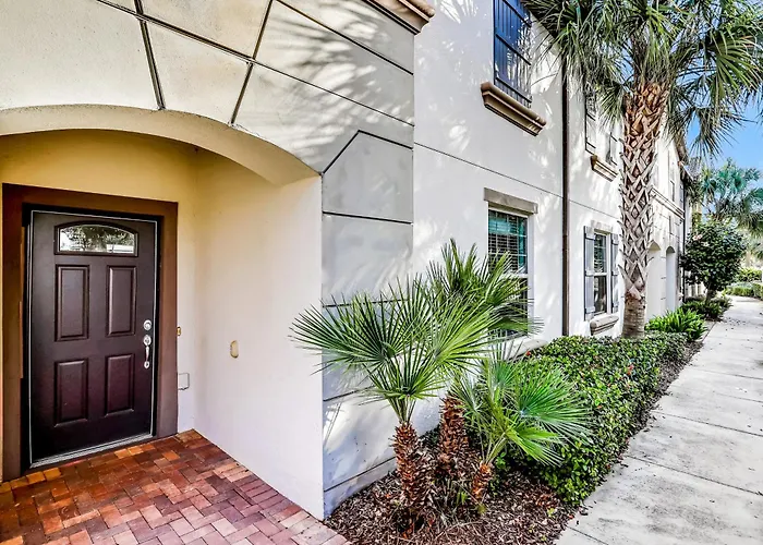 Updated & Colorful Home W/ A Modern Kitchen, Furnished Lanai, & Private Pool Kissimmee