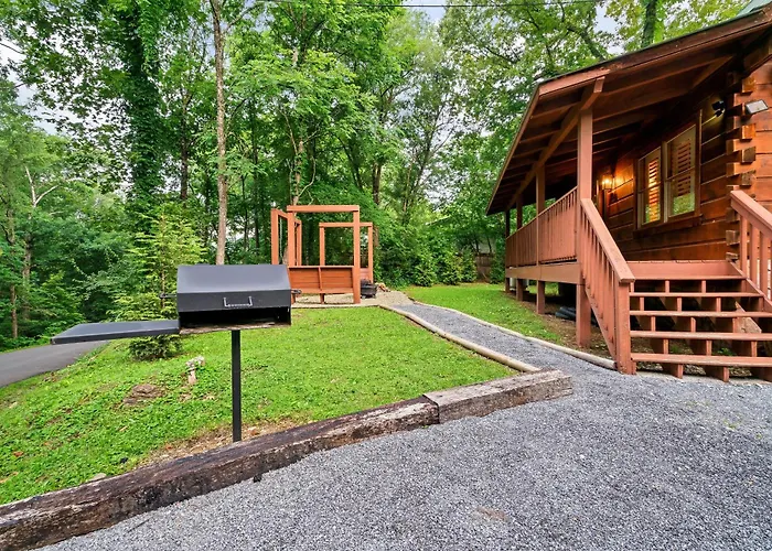 Romantic Hideaway | Hot Tub & Theater Room Pigeon Forge