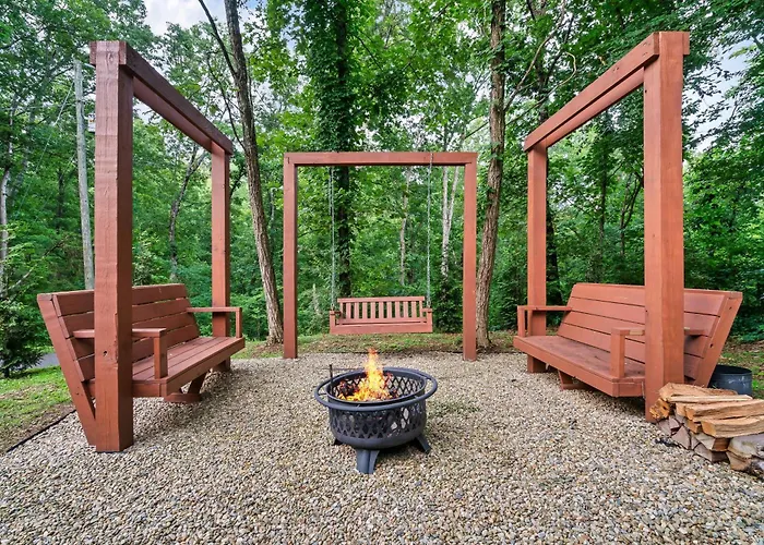 Romantic Hideaway | Hot Tub & Theater Room Pigeon Forge