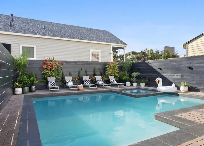 Gorgeous Grand Home With Heated Pool New Orleans