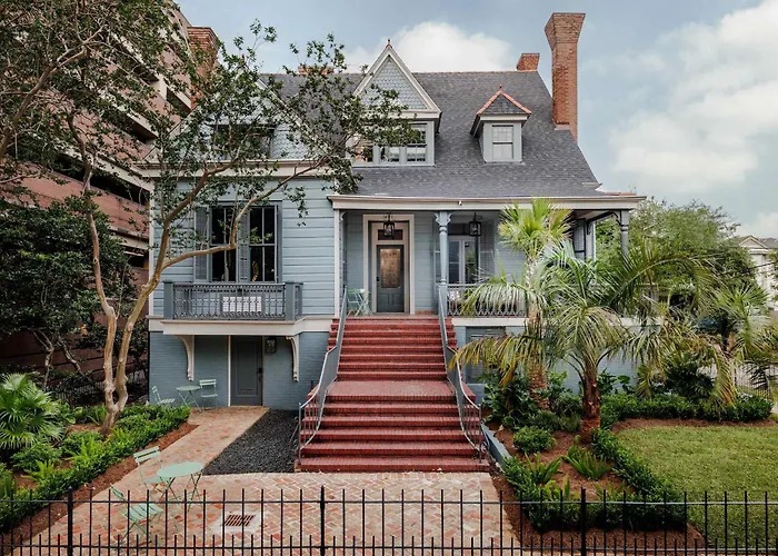 Luxe 12-Bedroom Garden District Suite Shared Pool New Orleans