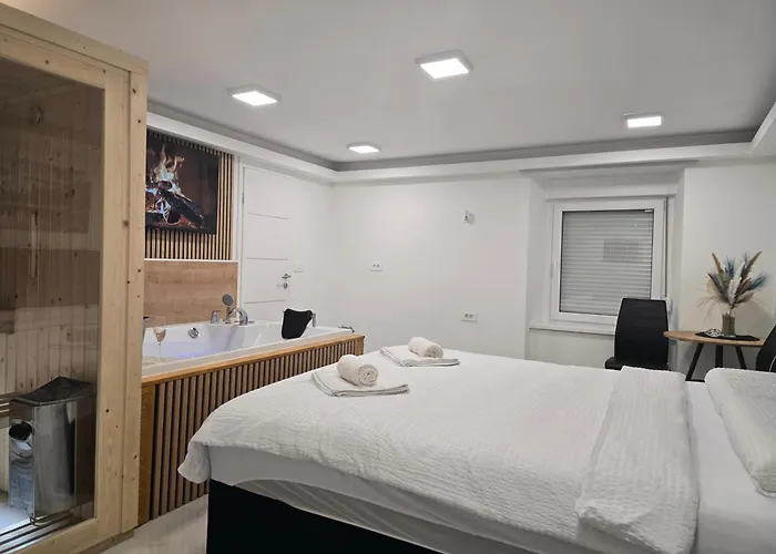 Jacuzzi & Sauna Edy Room - City Center Zagreb
