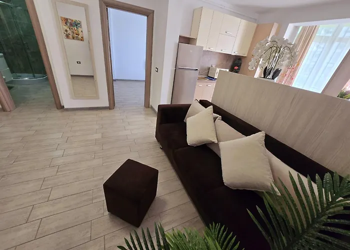 Azizi Luxury Suite Apartments - Beach Pool & Spa Resort Piscina Năvodari