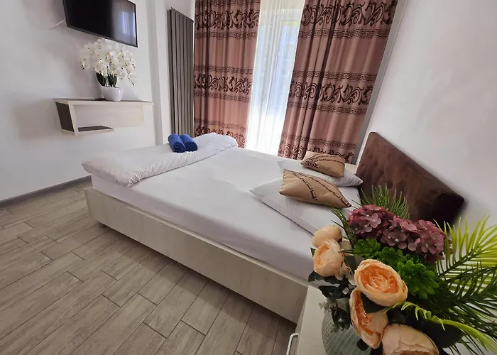 Azizi Luxury Suite Apartments - Beach Pool & Spa Resort Piscina Năvodari